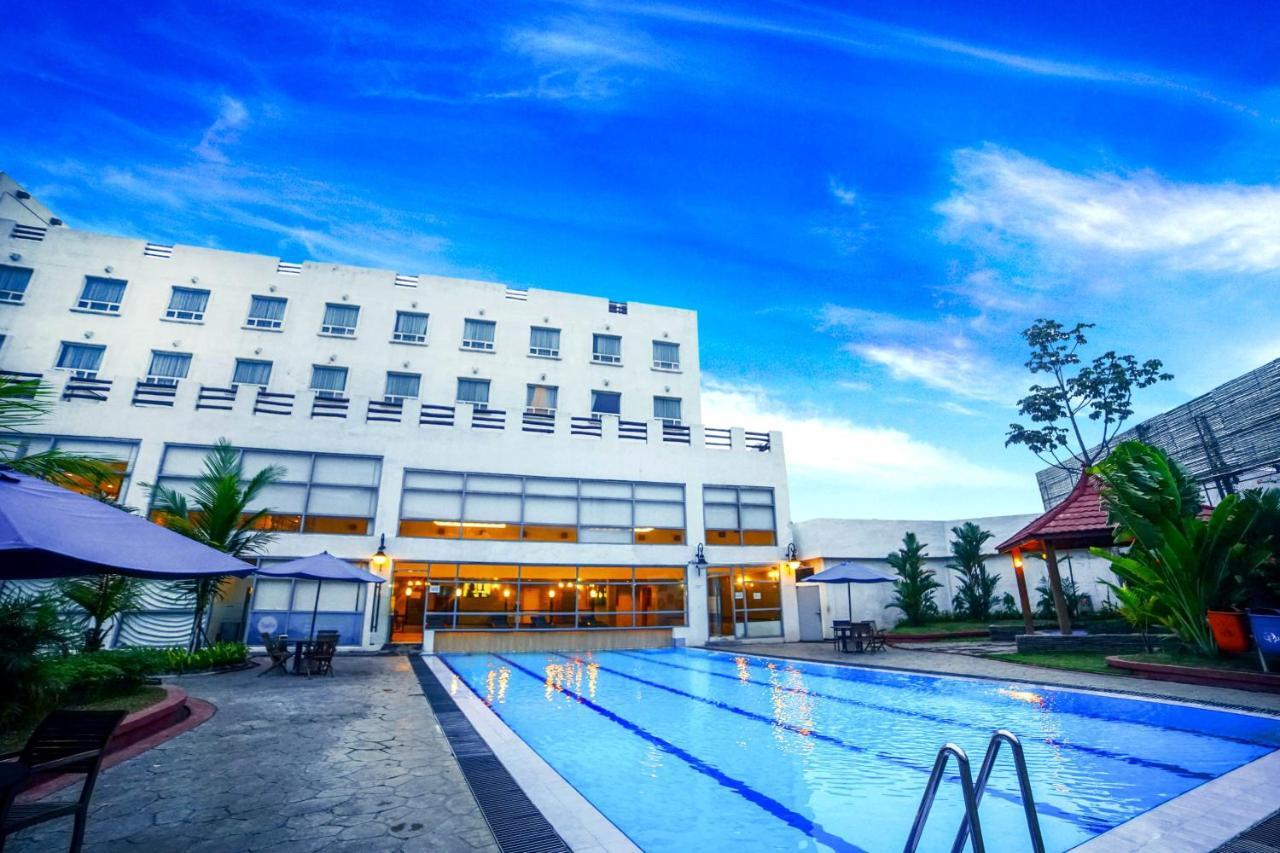 Forbis Hotel Serang Buitenkant foto